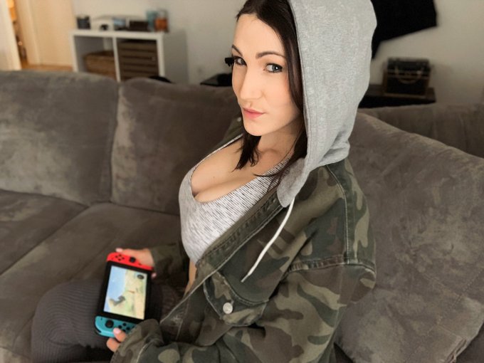 New photo set up now. New video up later 😈 https://t.co/ofzdYCJToV https://t.co/UuLQ4Dlxvu