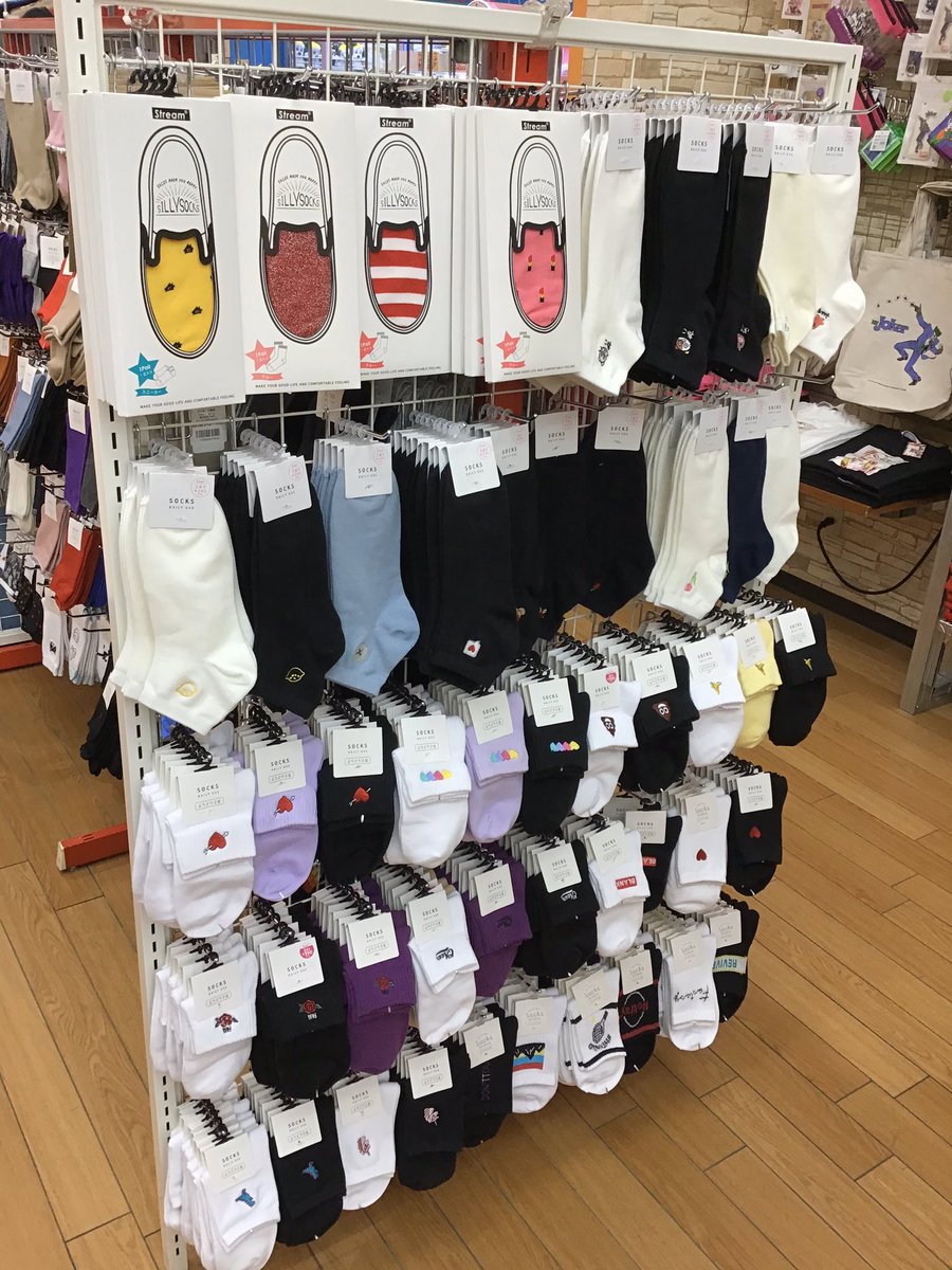 サンキューマートイオンタウン郡山店 Open おはようございます 本日も夜9時まで営業 サンキューマートの靴下は2足で390円 税 激安 ディズニーなどのキャラソックスや ワンポイント刺繍 使いやすい無地などバリエーション豊富