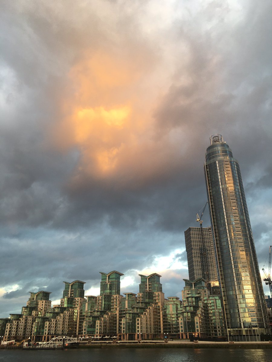 mudmark_ldn's tweet photo. Apocalyptic sky over London capturing the current mood of the capital #signofthetimes https://t.co/KaV9Yxao2z