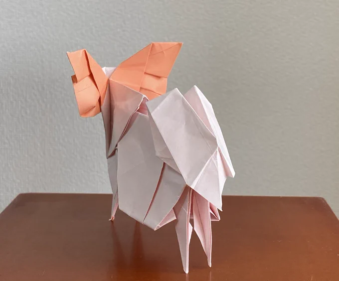 パピヨン(折り手・次男)。ひとりで初めてパピヨンが折れた!と大喜び。初挑戦したのは一年前とのこと。「今まで二回折ってみたけどわからんかったのに今回は全てが手にとるようにわかった!」と幸せそうだった。次男おめでとう?

本:「#端正な折り紙」
   山口真・ナツメ社
創作:小松英夫さん 