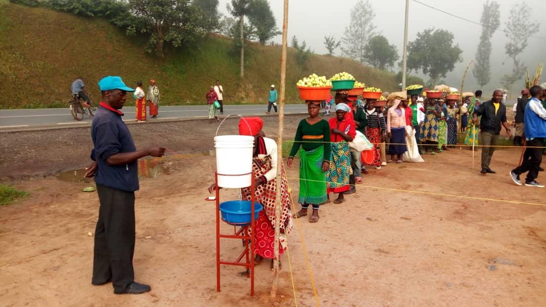 cyabingo's tweet photo. kuruyu munsi Abarema isoko rya ryabazira Ntibashobora kwinjira mwisoko badakarabye nkingamba idufasha mukwirinda Covid 19 Ubuyobizi bwumurenge wa cyabingo batanga umusanzu ufatika mukugwanya iki cyorezo
@Radiorwanda_RBA @RwandaNorth @ashyaka @gatjmv @IngabireIm @GakenkeDistrict https://t.co/4yg9nNBXMc