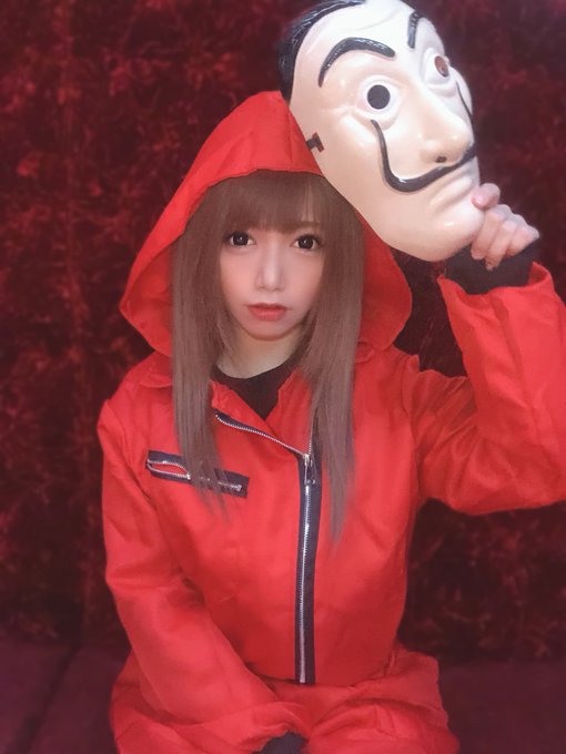 Netflixのペーパーハウスのコスプレ💵 お家で引きこもってる人は是非Netflixでペーパーハウス見て🧨 https://t.co/NtgCt3zdJ1<a href="/tag/%E3%81%84%E3%81%84%E6%B3%A2%E3%81%AE%E3%81%A3%E3%81%A6%E3%82%93%E3%81%AD"class="tags"><span>#いい波のってんね</span></a>