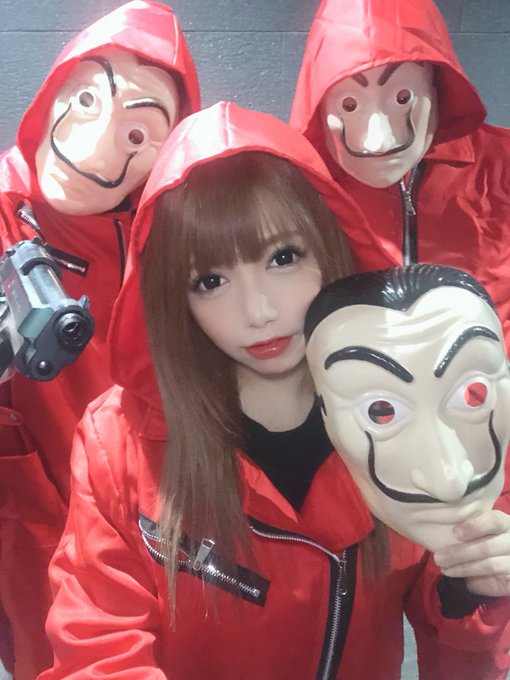 Netflixのペーパーハウスのコスプレ💵 お家で引きこもってる人は是非Netflixでペーパーハウス見て🧨 https://t.co/NtgCt3zdJ1<a href="/tag/%E3%81%84%E3%81%84%E6%B3%A2%E3%81%AE%E3%81%A3%E3%81%A6%E3%82%93%E3%81%AD"class="tags"><span>#いい波のってんね</span></a>