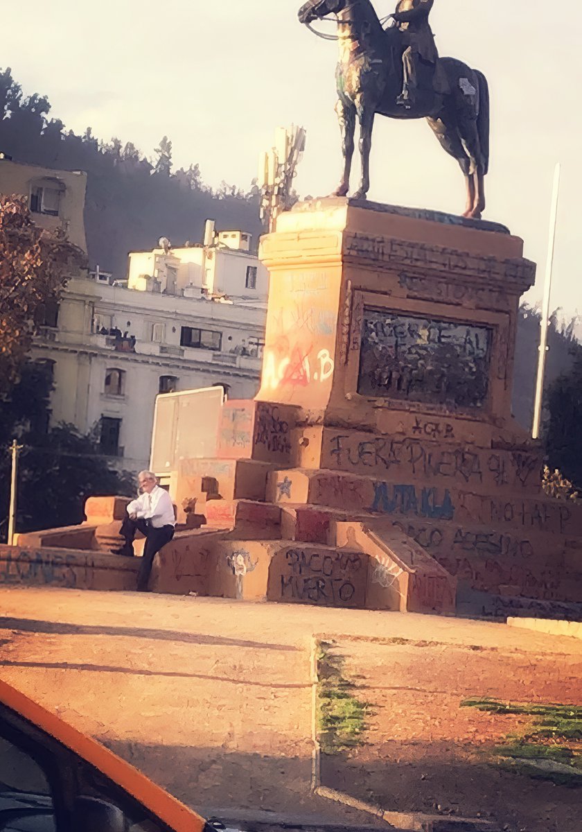 CarlosEnriqueRS's tweet photo. Cualquier persona puede ir a Plaza Baquedano (no se llama "Plaza de la Dignidad"). Es una plaza pública. No es "tu plaza", simio de mierda.

Capisce? https://t.co/BLmYjx1VQf