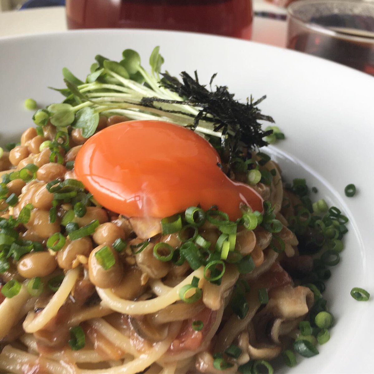 ট ইট র おチヨ 叩いた梅干しと土佐醤油でパスタを和えて最後にバタをひとかけら もっと薬味がもっさりでもよかったね 大葉とか茗荷とか 卵黄決壊