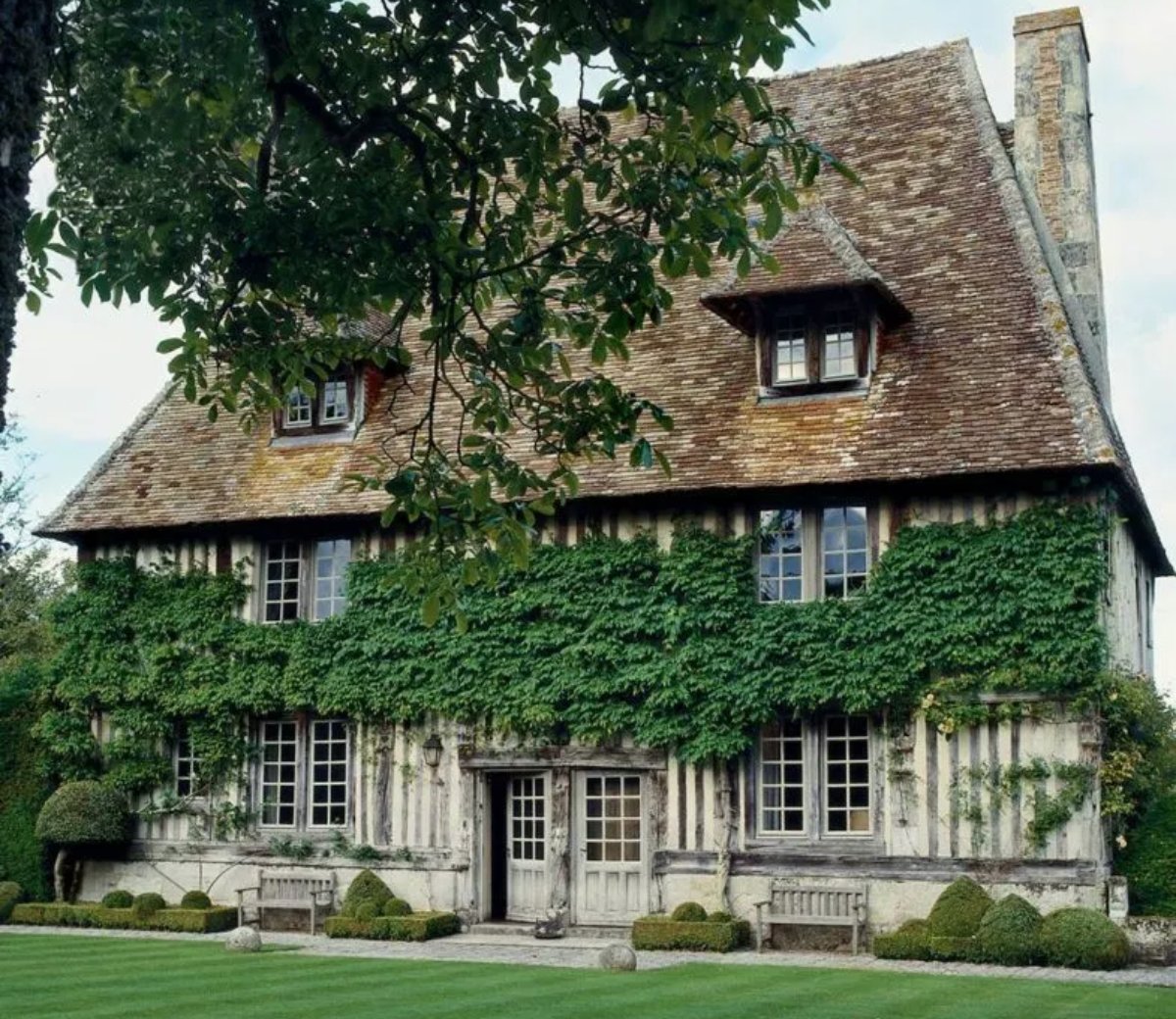 TheGlamPad's tweet photo. Take a virtual tour to France today at #theglampad as we visit a 16th century manor house and gardens designed by the legendary #RussellPage. 💚 Please visit the blog for more! https://t.co/aYWPE9Jjrz https://t.co/7Y4N9Cj2bA