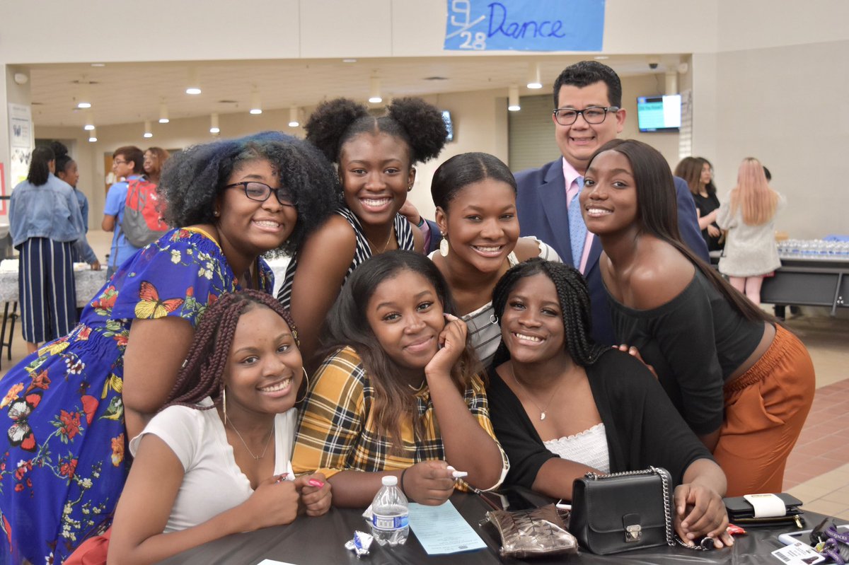 Senior Shout Out from Prof. Díaz 

1st row Danyel S., Brianna L., Tolu A.
2nd row Aaliyah D., Ede A., Cheniya L., Profe Diaz, Shubomi A.