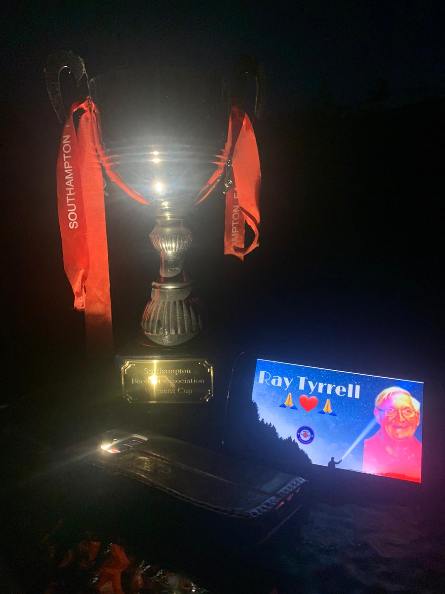 AdamLee84042611's tweet photo. Shining a light for Ray Tyrrell. RIP my friend #SholingFc https://t.co/QGmCkRfRgC