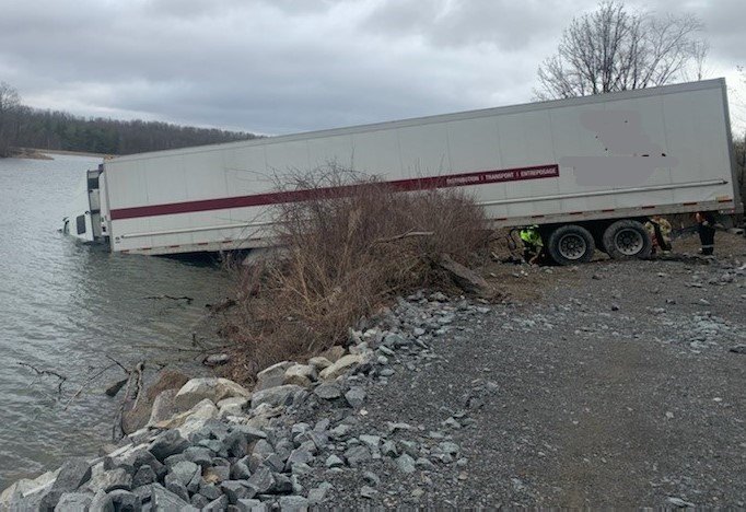 OPP_ER's tweet photo. Traffic Note: Driving lane of the eb #Hwy401 is closed between Montreal Rd and #Hwy15 at #Kingston. Transport left road and went into the Cataraqui River. Driver swam to shore. @ONenvironment notified due to fuel spill. Traffic light and moving well. #ygk #ONHwys @OPP_COMM_ER ^bd https://t.co/DgqVKi4OUE
