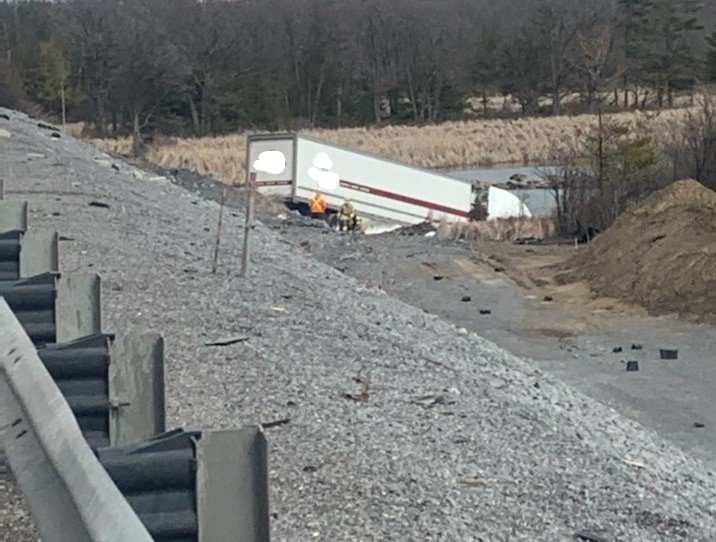 OPP_ER's tweet photo. Traffic Note: Driving lane of the eb #Hwy401 is closed between Montreal Rd and #Hwy15 at #Kingston. Transport left road and went into the Cataraqui River. Driver swam to shore. @ONenvironment notified due to fuel spill. Traffic light and moving well. #ygk #ONHwys @OPP_COMM_ER ^bd https://t.co/DgqVKi4OUE
