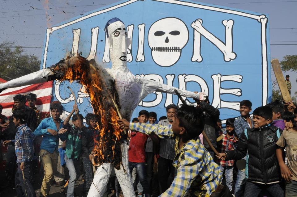 Después de que la población de Bhopal se enterara que el criminal de Andersón murió IMPUNE en 2014 tras envenenar a mas de 500.000 personas por su avaricia capitalista... marcharon en manifestaciones, pisoteando su foto, quemando muñecos con su nombre y maldiciéndole de por vida.