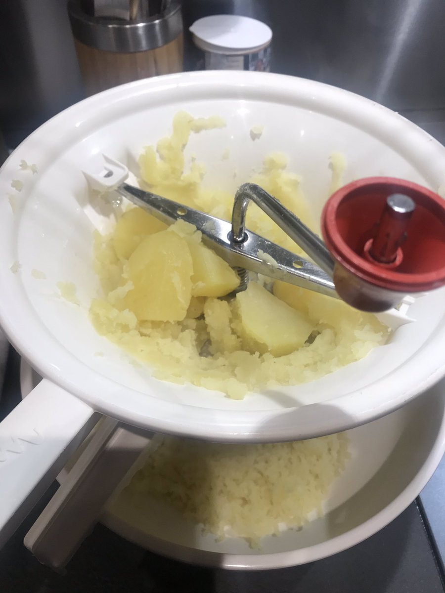  Rôti cramé Four ravagé Penser à faire de la purée avec des patates à purée. Y’a relâchement...  #confinementjourJPP