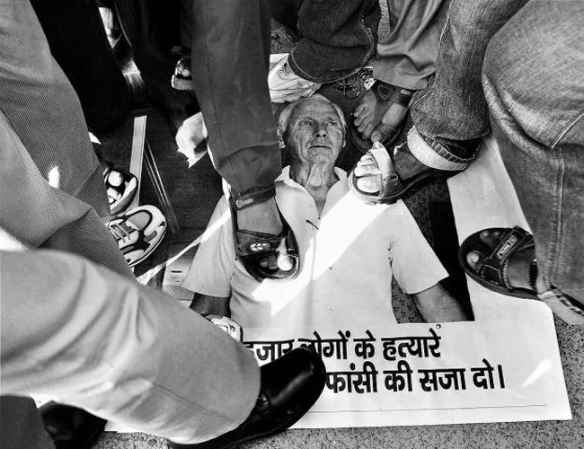 Después de que la población de Bhopal se enterara que el criminal de Andersón murió IMPUNE en 2014 tras envenenar a mas de 500.000 personas por su avaricia capitalista... marcharon en manifestaciones, pisoteando su foto, quemando muñecos con su nombre y maldiciéndole de por vida.