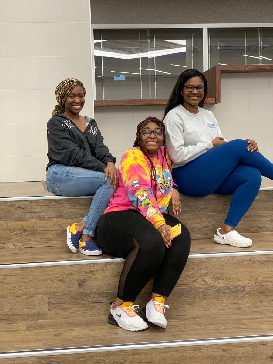 Here’s another special Senior Shout Out from Prof. Díaz.
Missing you!💙

AVID Club Officers 
Ede A., Aaliyah D., Cheniya L.