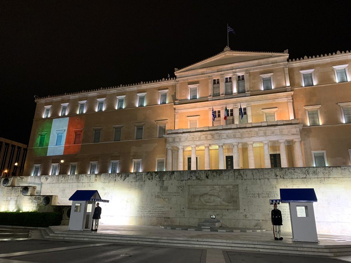 GreeceMFA's tweet photo. “Vogliamo inviare un messaggio di ottimismo oggi dal Ministero degli Affari Esteri e dal Parlamento ellenico ai nostri amici italiani… La #Grecia è al vostro fianco. Uniti risorgeremo”- Ministro @NikosDendias  

[📷:il Parlamento ellenico stasera illuminato con il tricolore🇮🇹] https://t.co/58jIQuM56d