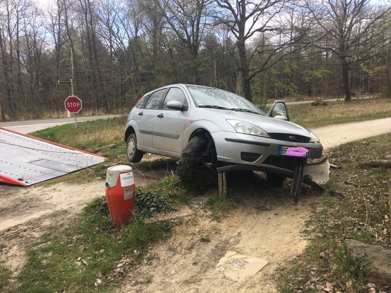 PoliceNat_53's tweet image. #ControleConfinement : Comportements inadmissibles comme celui de cet automobiliste sur un point de contrôle, refuse d'obtempérer et accélère. Le véhicule est retrouvé accidenté dans le bois de l'huisserie. Les occupants en fuite. Enquete en cours. 👮‍♂️🚔🚔👮‍♀️