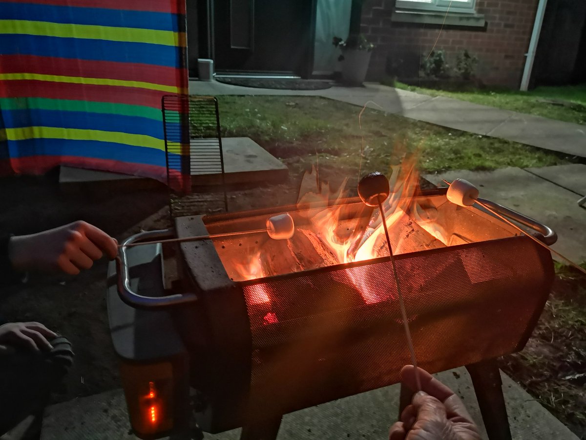 dannyn7's tweet photo. FirePit time, with hot chocolate and marshmallows (Thanks to @will_mccly 👍) on sticks for dessert!
#StayCation
#BioLiteFirePit
@Spanna99
@BeautyByAnnaN https://t.co/3dn02TYsA9