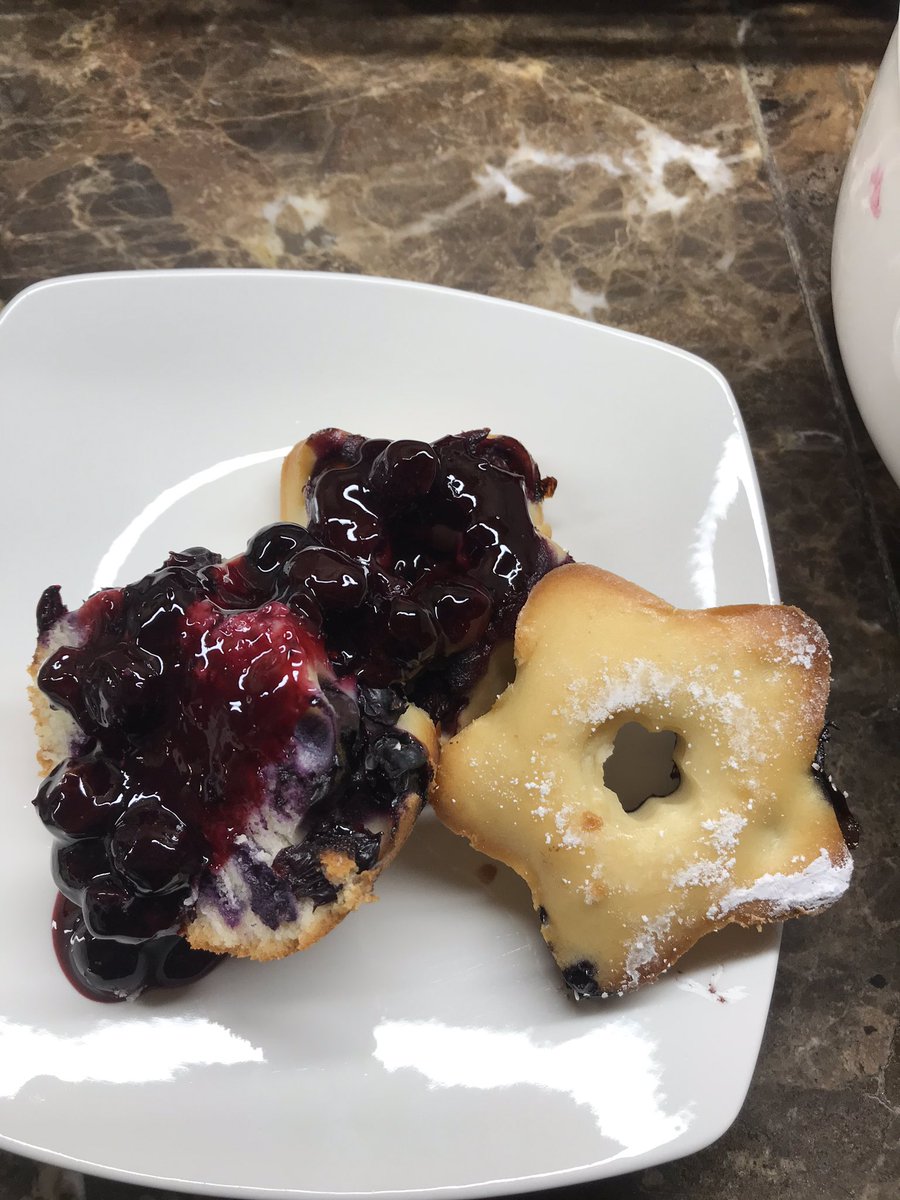 Fuck it just gonna dedicate this thread to stuff I bake now... lemon blueberry cake w/ homemade blueberry sauce