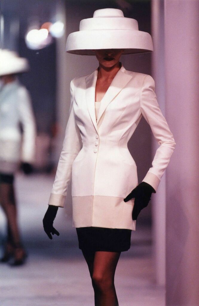FotoGaceta's tweet photo. https://t.co/R3SVMfbOTx lelaid:

  Thierry Mugler S/S 1998 https://t.co/t5OPqvnFgv