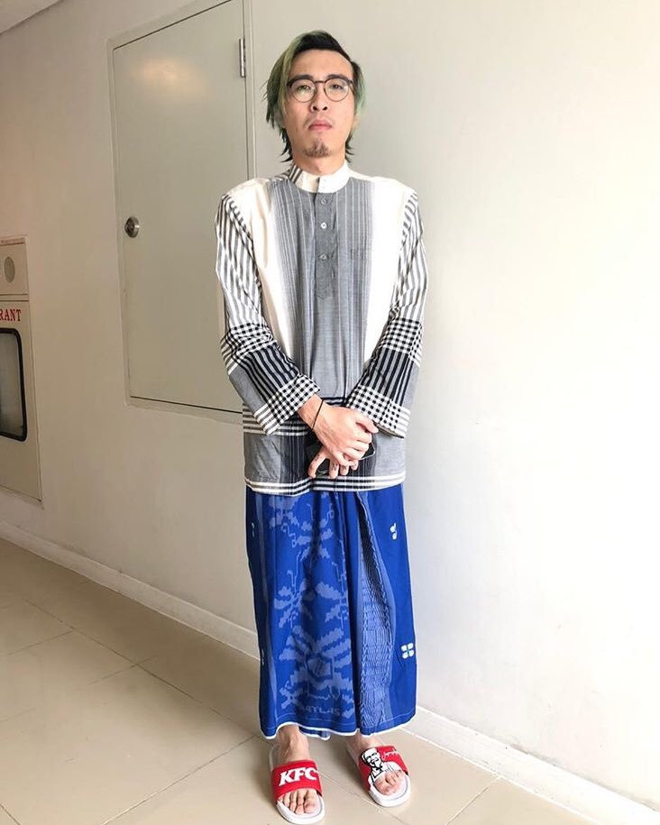 aufarriskii's tweet photo. @tirta_hudhi Se hypebeast2nya dokter tirta tetap aja sarungnya atlas😅 #ootdjumatan https://t.co/Kkb3GX9lIU