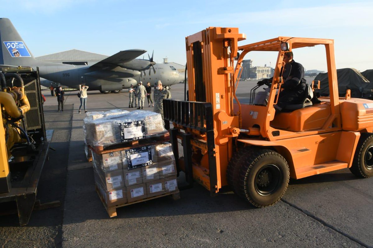 Por cielo, mar y tierra, estamos llegando a las escuelas rurales con material impreso para sus estudiantes, que no cuentan con Internet. Gracias a la <a href="/FACh_Chile/">Fuerza Aérea de Chile</a> por su apoyo! Estos que fueron despachados hoy, van a Arica y Magallanes.