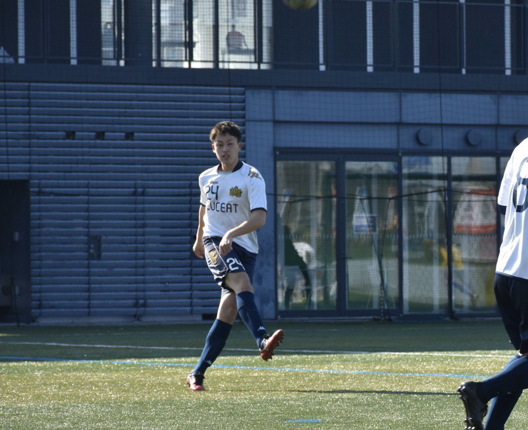 Luceat2012's tweet photo. 【選手紹介】
#24  鈴木駿
ポジション : CB
Luceatの壁🤨
空中戦ではLuceatトップの競り合いの強さで相手を圧倒する。👊
強靭な肉体と俊足を活かしたカバーが持ち味のCB
しかし試合中の姿からは想像できないほどの愛嬌の持ち主であり、お酒も弱いため、マネージャーからは可愛いとよく言われている🤭 https://t.co/lX7itV0VND