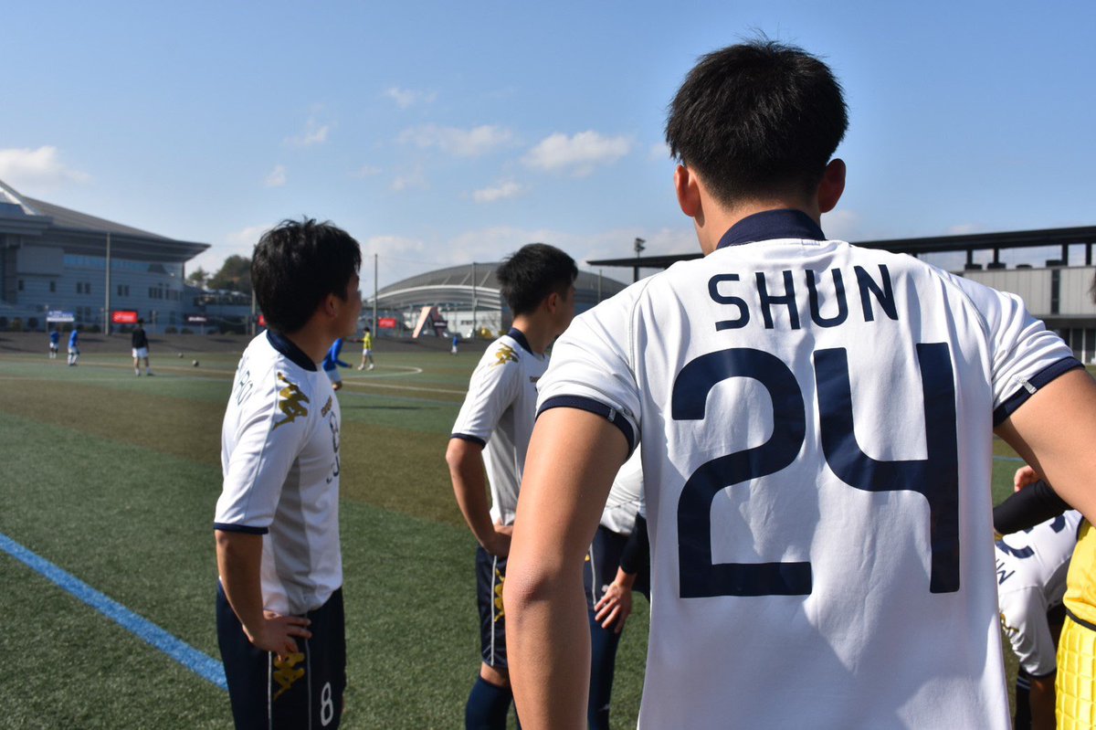 Luceat2012's tweet photo. 【選手紹介】
#24  鈴木駿
ポジション : CB
Luceatの壁🤨
空中戦ではLuceatトップの競り合いの強さで相手を圧倒する。👊
強靭な肉体と俊足を活かしたカバーが持ち味のCB
しかし試合中の姿からは想像できないほどの愛嬌の持ち主であり、お酒も弱いため、マネージャーからは可愛いとよく言われている🤭 https://t.co/lX7itV0VND