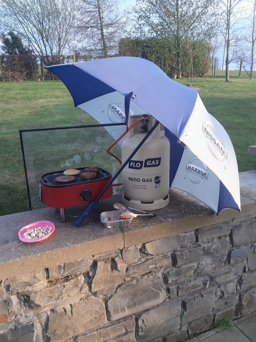 We decided to eat out tonight🤭 🍔#barbecue🥩 my make shift wind 🌬 barrier its #notthekitchenwindow. 😉 #StayAtHome #StayHomeSaveLives #COVID19 #FridayFeeling #LockdownIreland #LouthChat #EveryDayCounts