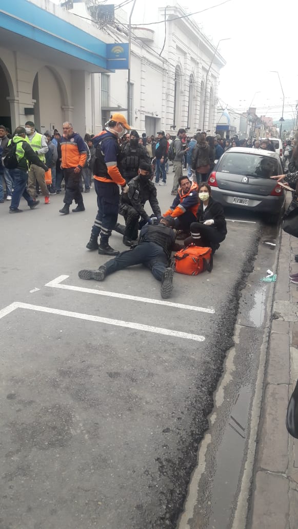 CRIMINALES
Si estas escenas se hubieran producido durante un gobierno NO peronista, en este momento plaza de mayo estaría incenciada, la casa rosada tomada, vertbisky/carlotto/Donda denunciando en la CIDH y la ONU, el periodismo con placa roja pidiendo renuncias. Pero peronismo