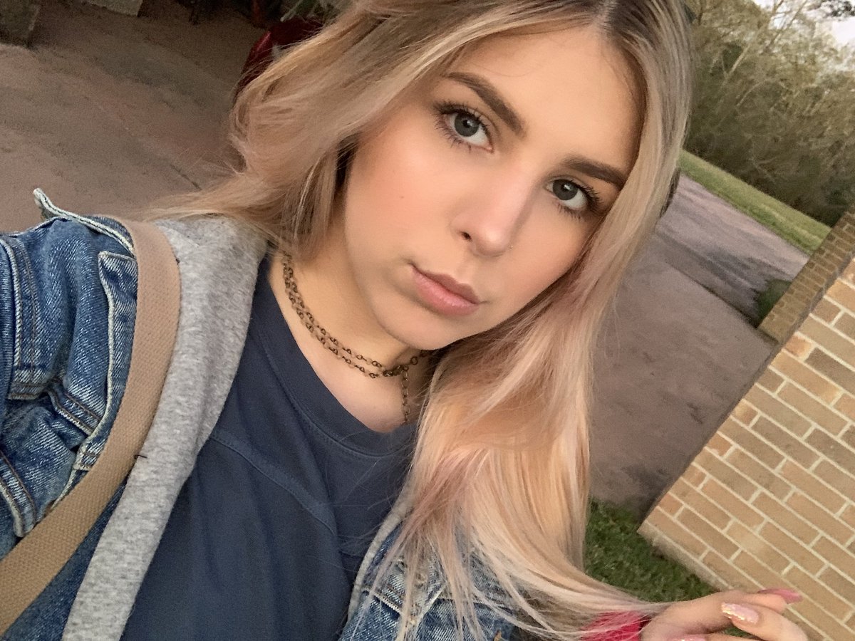 oliviaapearl's tweet photo. I’m so late but I had to, She’s kinda cute or whateva https://t.co/iq09vuH7aP
