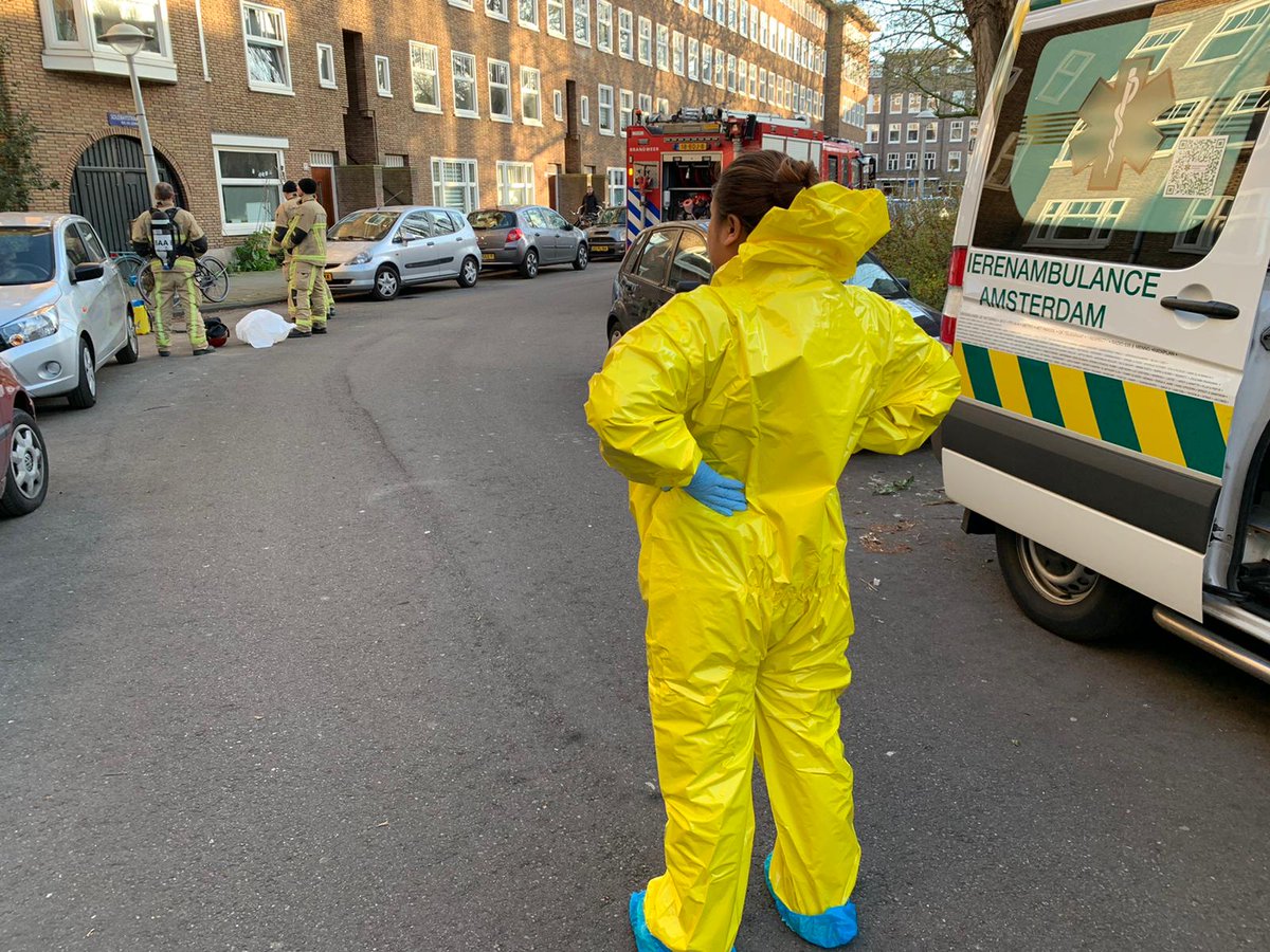 DierenAmsterdam's tweet image. Gemengde gevoelens: Vanavond kat vervoerd i.s.m #brandweer omdat baasje naar zknhs moest #Corona Triest en fijn dat wij dit kunnen en mogen doen, cruciaal zelfs ons inziens. Traumatisch voor mens en dier, surrealistisch #Beterschap #SamenvoorDieren #DOA petities.nl/petitions/dier…