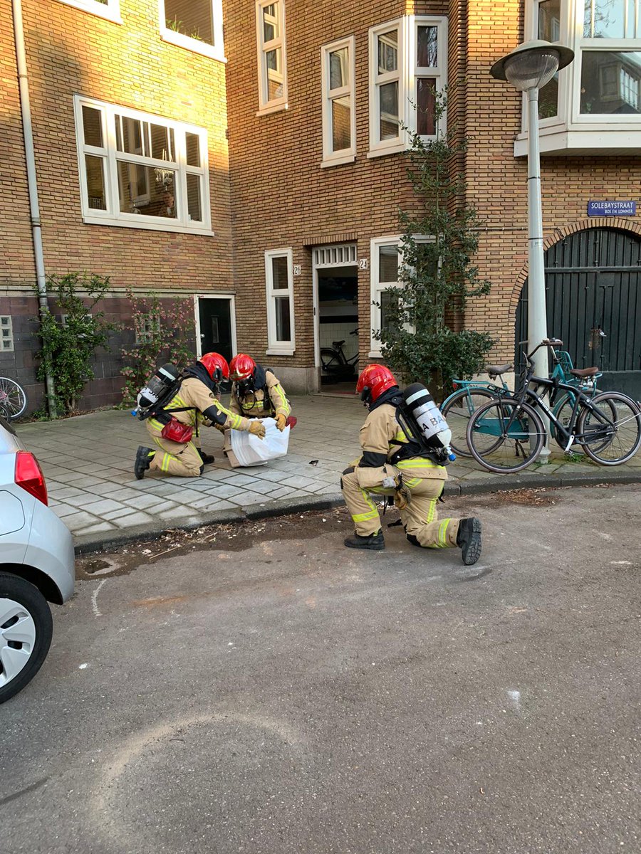 DierenAmsterdam's tweet image. Gemengde gevoelens: Vanavond kat vervoerd i.s.m #brandweer omdat baasje naar zknhs moest #Corona Triest en fijn dat wij dit kunnen en mogen doen, cruciaal zelfs ons inziens. Traumatisch voor mens en dier, surrealistisch #Beterschap #SamenvoorDieren #DOA petities.nl/petitions/dier…