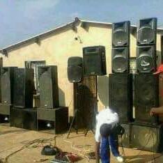 sbheza's tweet photo. #LockdownHouseParty I am plugging the speakers outside https://t.co/P4hyXBclCv