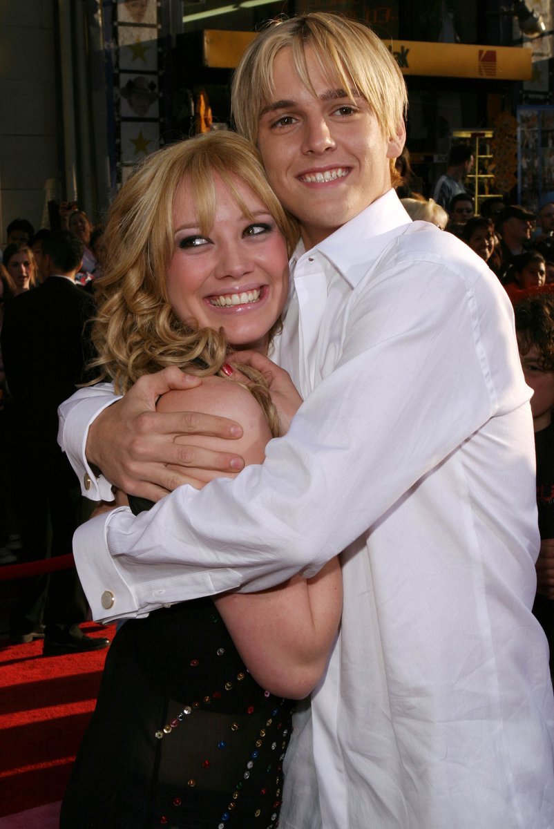 Hilary Duff conoció a Aaron Carter en el set de la peli de Lizzie McGuire y salió con él durante aproximadamente un año y medio.