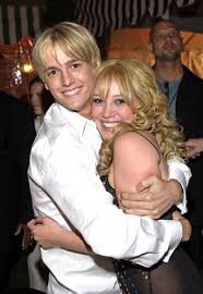 Hilary Duff conoció a Aaron Carter en el set de la peli de Lizzie McGuire y salió con él durante aproximadamente un año y medio.