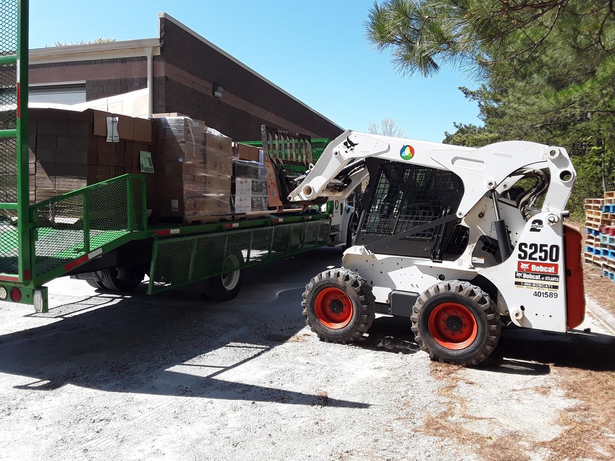 GwinnettGov's tweet photo. Simply amazing! @LHGwinnett and @GwinnettPd's Bus Stop with a Cop program pulled together with others to distribute 8,000lbs of food to residents. Plus, they were able to deliver another 22,000lbs of food to our local co-ops. Way to go, team!

#InItTogether https://t.co/fZtmR777gU