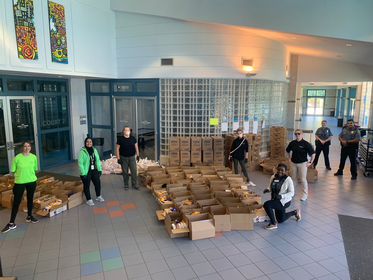 GwinnettGov's tweet photo. Simply amazing! @LHGwinnett and @GwinnettPd's Bus Stop with a Cop program pulled together with others to distribute 8,000lbs of food to residents. Plus, they were able to deliver another 22,000lbs of food to our local co-ops. Way to go, team!

#InItTogether https://t.co/fZtmR777gU