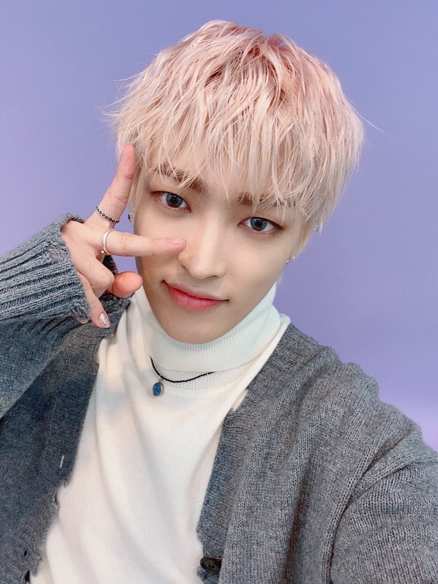 〔 unbelievable 〕─♡ seongjoong au» hongjoong stumbles upon a dating app profile claiming to be the actor park seonghwa. he finds it ridiculous that someone is trying to catfish as a famous actor bc there's no way it's the real seonghwa.except it is