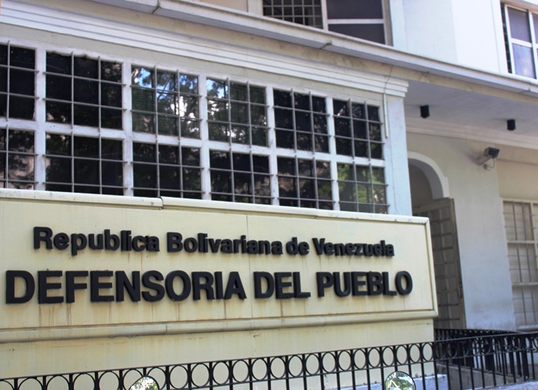 La <a href="/Defensoria_Vzla/">Defensor del Pueblo</a> como parte de sus atribuciones constitucionales se encuentra atenta, en todas sus sedes y subsedes en el territorio nacional, durante la cuarentena, para brindar atención y orientación a la ciudadanía  #QuedateEnTuCasa #DDHH <a href="/aruizddp/">Alfredo Ruiz</a>