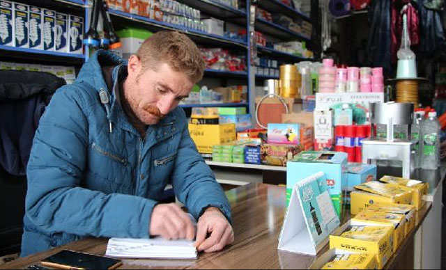 Bingöl'ün Karlıova ilçesinde nalbur Murat Tiryaki, koronavirüs salgını nedeniyle ödeme güçlüğü çeken müşterilerinin toplam 10 bin liralık borcunu silmiş. Milyarlık şirketler hala fatura yolluyor eve. Sana da alkış dayı