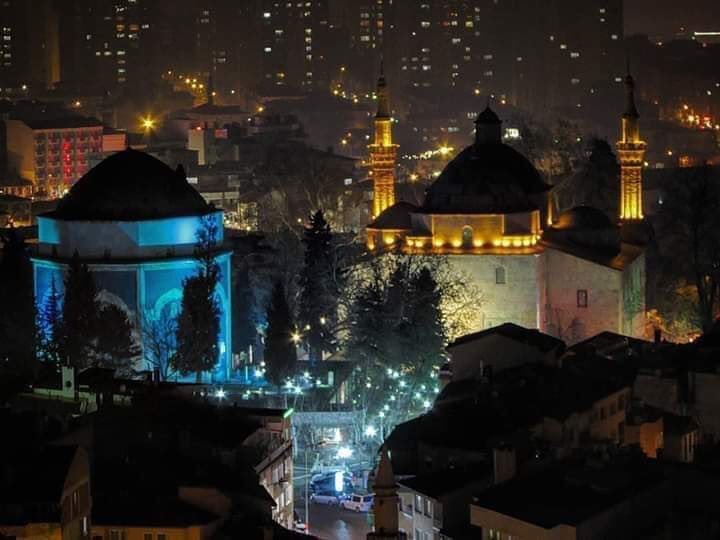 Ey Rabbimiz gecenin bu sessizliğinde kalbimizde ve dudaklarımızda Sana el açıp yalvardığımız dualarımızı kabul et. Herkesin bunalıp çaresizce bir inşirah beklediği bu günlerde bizlere sağlıklı ve hayırlı bir çıkışı nasip et. Sen şüphesiz herşeye kadirsin.