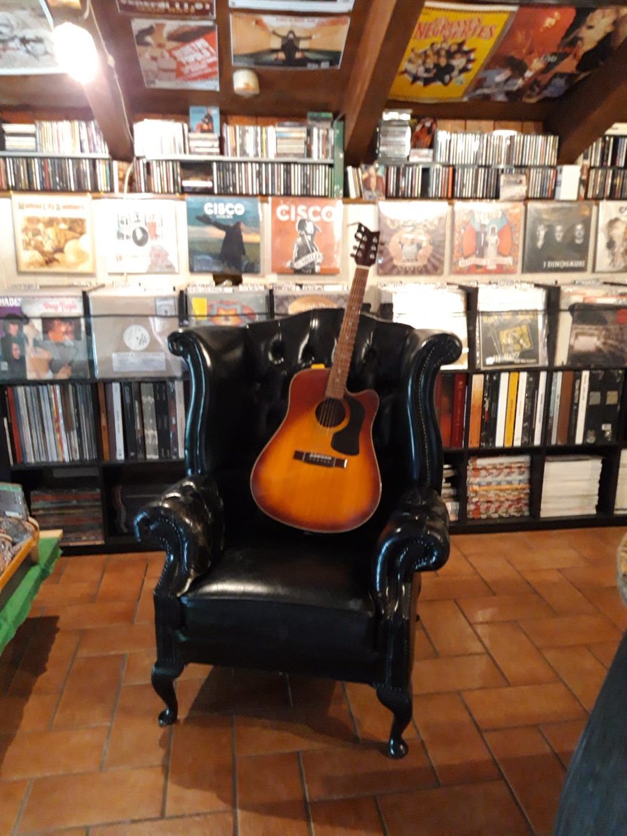 ciscovox's tweet photo. Tutti i giorni collegamento con Cisco, su Facebook e Instagram, dalla sua soffitta per una canzone live
#canzonidallasoffitta 
Sul suo canale YouTube il video della nuova canzone "Andrà Tutto Bene" https://t.co/jYG6Hqx0br