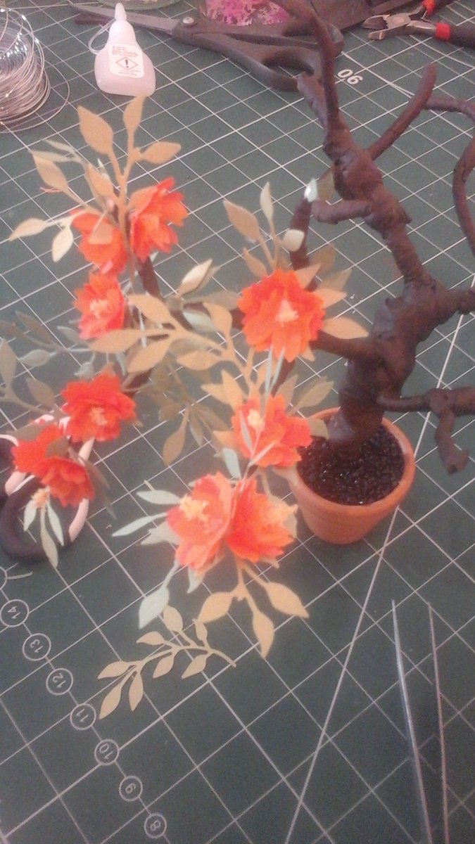 diddybits's tweet photo. Mini trees. This one hibiscus. Loads more on https://t.co/uj7cseGpTA. #miniatures. #tiny #dollshousediddybits https://t.co/dHRldIWBet