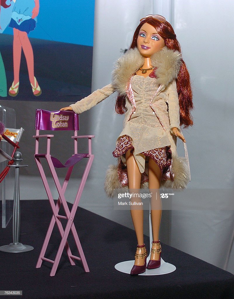 Seguimos... Barbie en ese entonces hizo una copia barata de las muñecas Bratz y Lindsay se convierte en una Barbie (y también protagoniza la película que va con la línea).