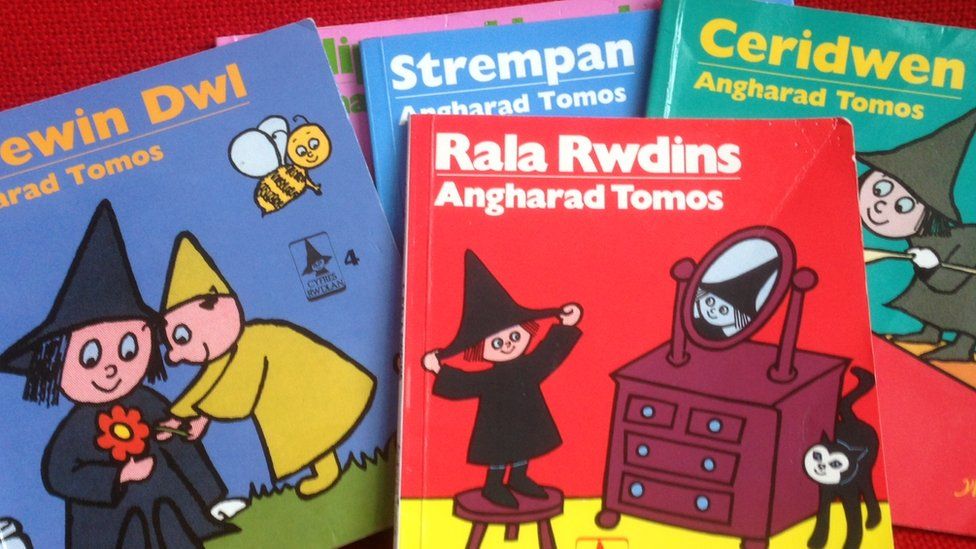 🧙‍♀️ Am y tro cyntaf mewn wyth mlynedd mae 'na lyfr newydd yng nghyfres Rwdlan 🧙‍♀️

📚 Yr awdur Angharad Tomos sy'n cyhoeddi'r newyddion ar raglen @Al00Hughes 📚

bbc.in/3dPwpVd