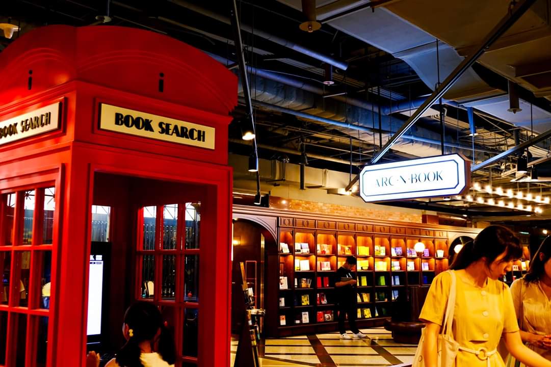 tkdistanbulsube's tweet photo. Dünyadan örnekler.
Kütüphane Haftamız Kutlu Olsun🎉
Arc N Book!
Güney Kore Seul’de bulunan bir kütüphane.Kütüphanede tünel şeklindeki geçitlerden geçerken,duvarlara monte edilmiş raflara yerleştirilmiş kitaplar göze çarpıyor.
instagram:limitlesss_world
#56KH
#kütüphanehaftası https://t.co/3MTOqxzRuq
