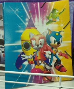 SonicBootleg's tweet photo. There are way too many alterations made to the art on this bootleg bag to list here so I'll just say the strangest ones including sonic's missing spikes, red gloves, and espio's sock cuffs, and cream's ears being replaced by tails' and her strange stretched out eyes. https://t.co/aaW5E98ZJi