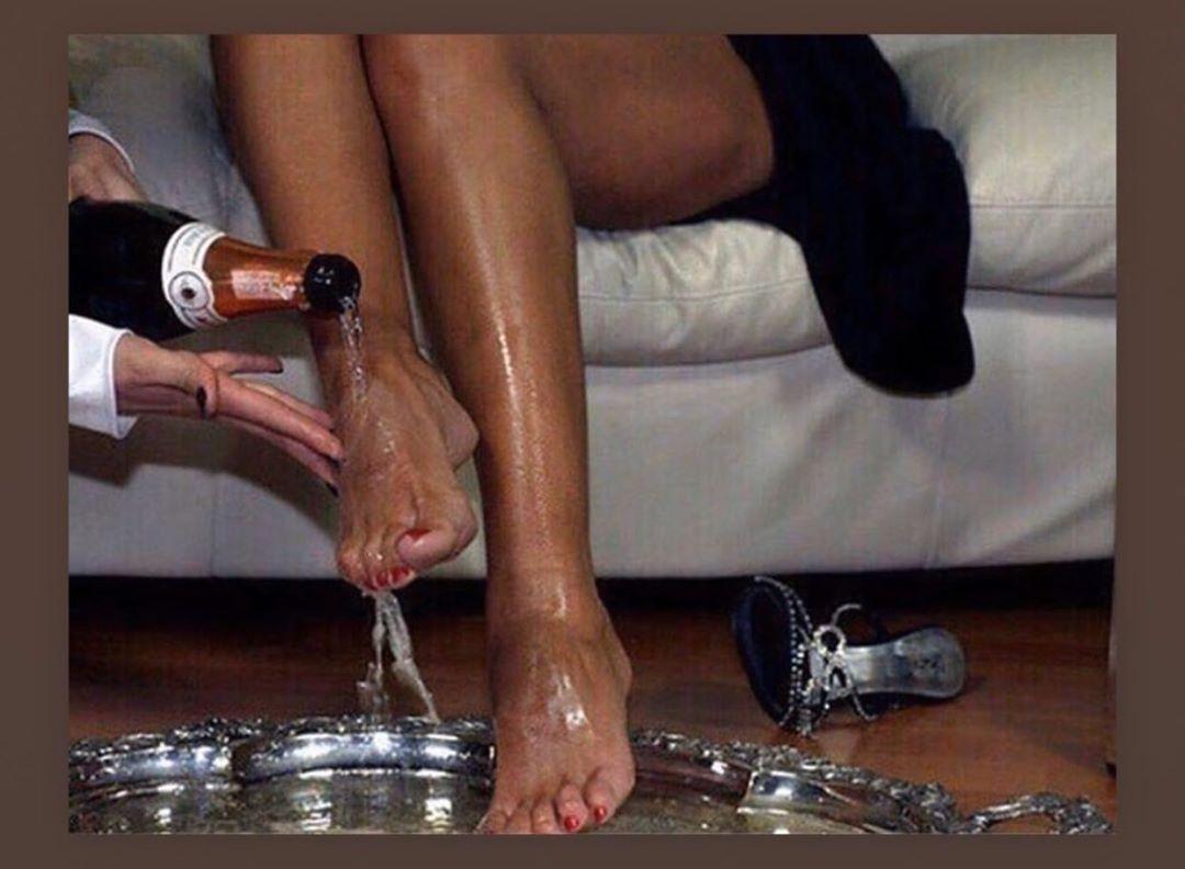 TSPrincessLola1's tweet photo. This is what I deserve. My feet bathed in Champagne. I will give you lowly subs the pleasure of drinking it after. Here piggie piggie..... spoil me and earn the honor. #feetfindom #Feetslaves #FinDom #Findomme #feetlovers https://t.co/kWcXeJl3ko