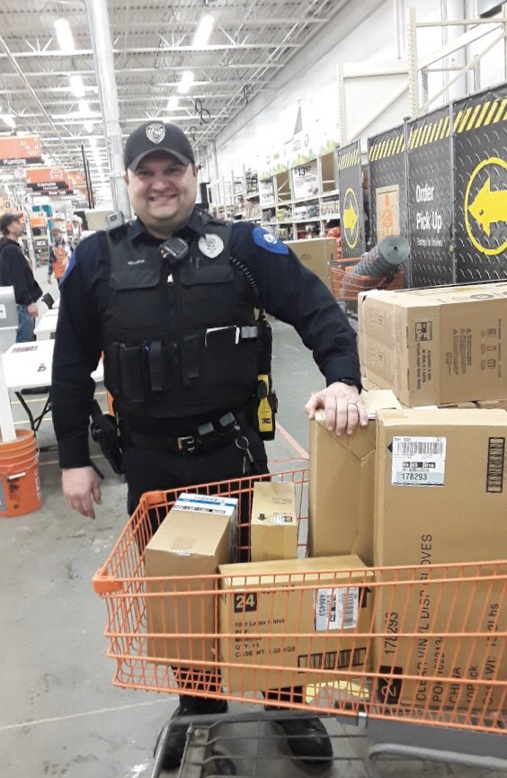 OlivasSherrie's tweet photo. Donations this week of Nitrl gloves and Face masks goes to WPD 👮🏻‍♀️👮🏻‍♂️. Thank you for all you do for our community everyday! Stay safe out there! https://t.co/qw9d76w8bu