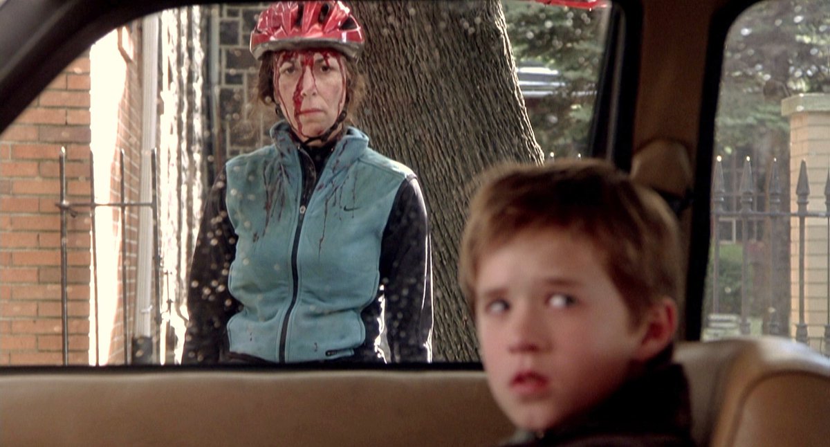  #8 - Sixième sens de M. Night Shyamalan (1999) Cole Sear, un garcon de huit ans, voit des fantômes. Jeune, apeuré et traumatisé par ces pouvoirs, il s& #39;enferme sur lui-même. Seul un psychologue pour enfants arrive à l& #39;approcher et à communiquer avec lui...